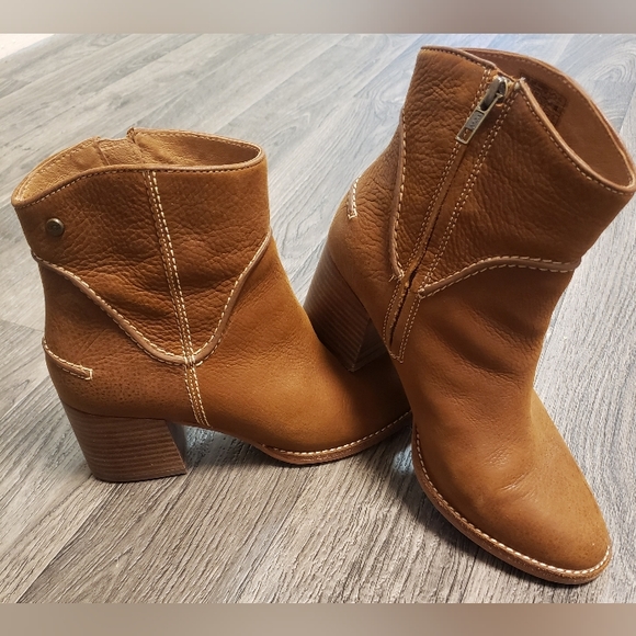 👢UGG (Like New) TAN LEATHER MID LENGTH BOOTSSize 8.5👢